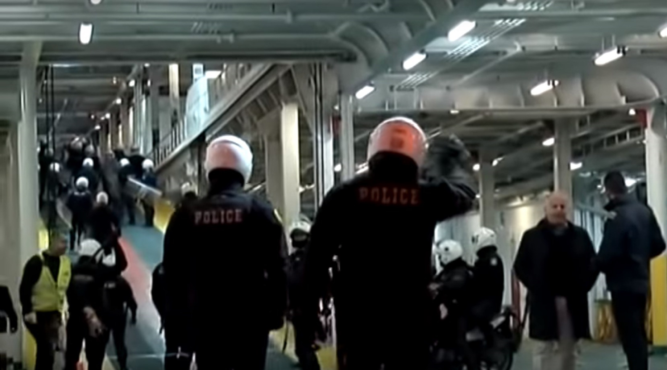 Οπαδοί επεισόδια: Σύρραξη οπαδών του Ολυμπιακού με δυνάμεις των ΜΑΤ στην Κρήτη