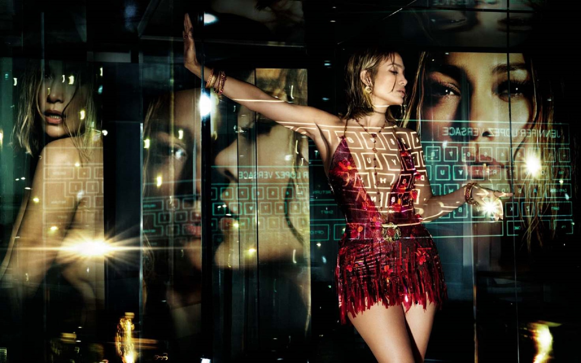 Jennifer Lopez: Επέστρεψε στον οίκο Versace και μαγνητίζει τους πάντες