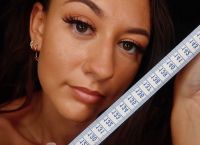 Αυτή είναι η κοπέλα που βγάζει χιλιάδες ευρώ το χρόνο ψιθυρίζοντας στο YouTube