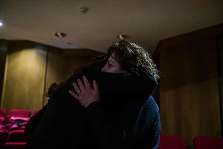 Δίκης Χρυσής Αυγής: Η αγκαλιά της Μάγδας Φύσσα στη δικηγόρο της οικογένειας – Παρούσα και η Μπέτυ Μπαζιάνα