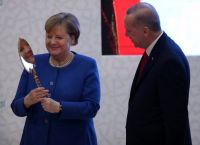 Μέρκελ Ερντογάν δώρο: “Τρελάθηκε” η καγκελάριος με το δώρο του Τούρκου προέδρου [pics]
