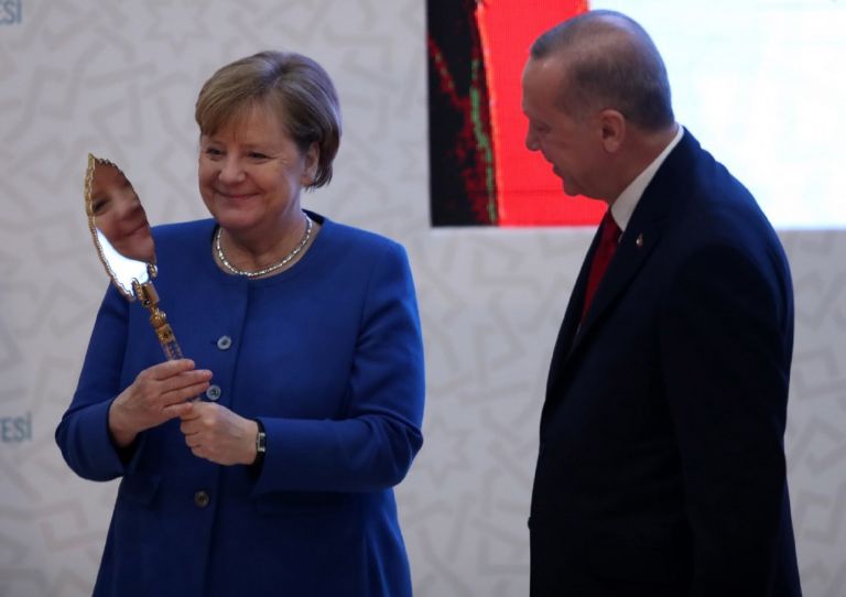 Μέρκελ Ερντογάν δώρο: “Τρελάθηκε” η καγκελάριος με το δώρο του Τούρκου προέδρου [pics]