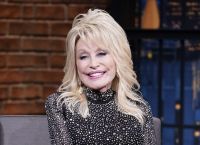 «Dolly Parton Challenge»: Διάσημοι απαντούν στο viral «κάλεσμα» της τραγουδίστριας