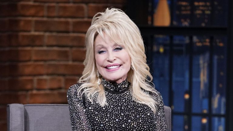 «Dolly Parton Challenge»: Διάσημοι απαντούν στο viral «κάλεσμα» της τραγουδίστριας