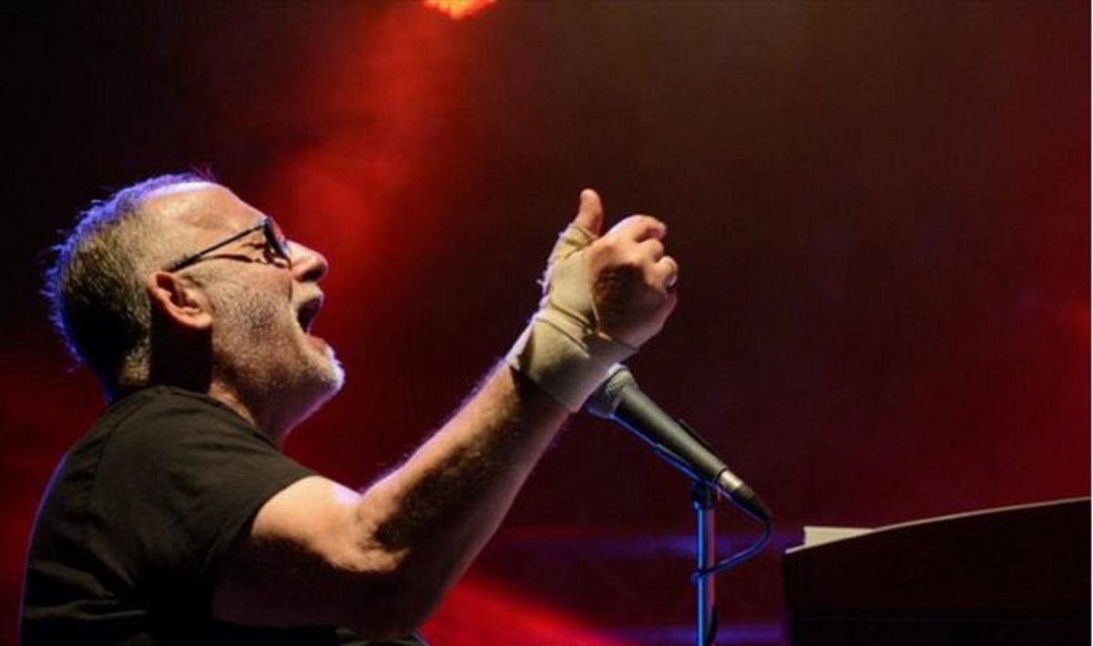 Οικογένεια Θάνου Μικρούτσικου: “Ας τιμήσει επιτέλους αυτή η χώρα τους δημιουργούς της”