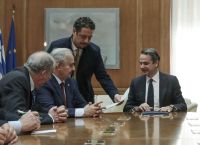 Σε εξέλιξη η συνάντηση Μητσοτάκη – Χαφτάρ στη Βουλή