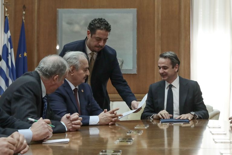 Σε εξέλιξη η συνάντηση Μητσοτάκη – Χαφτάρ στη Βουλή