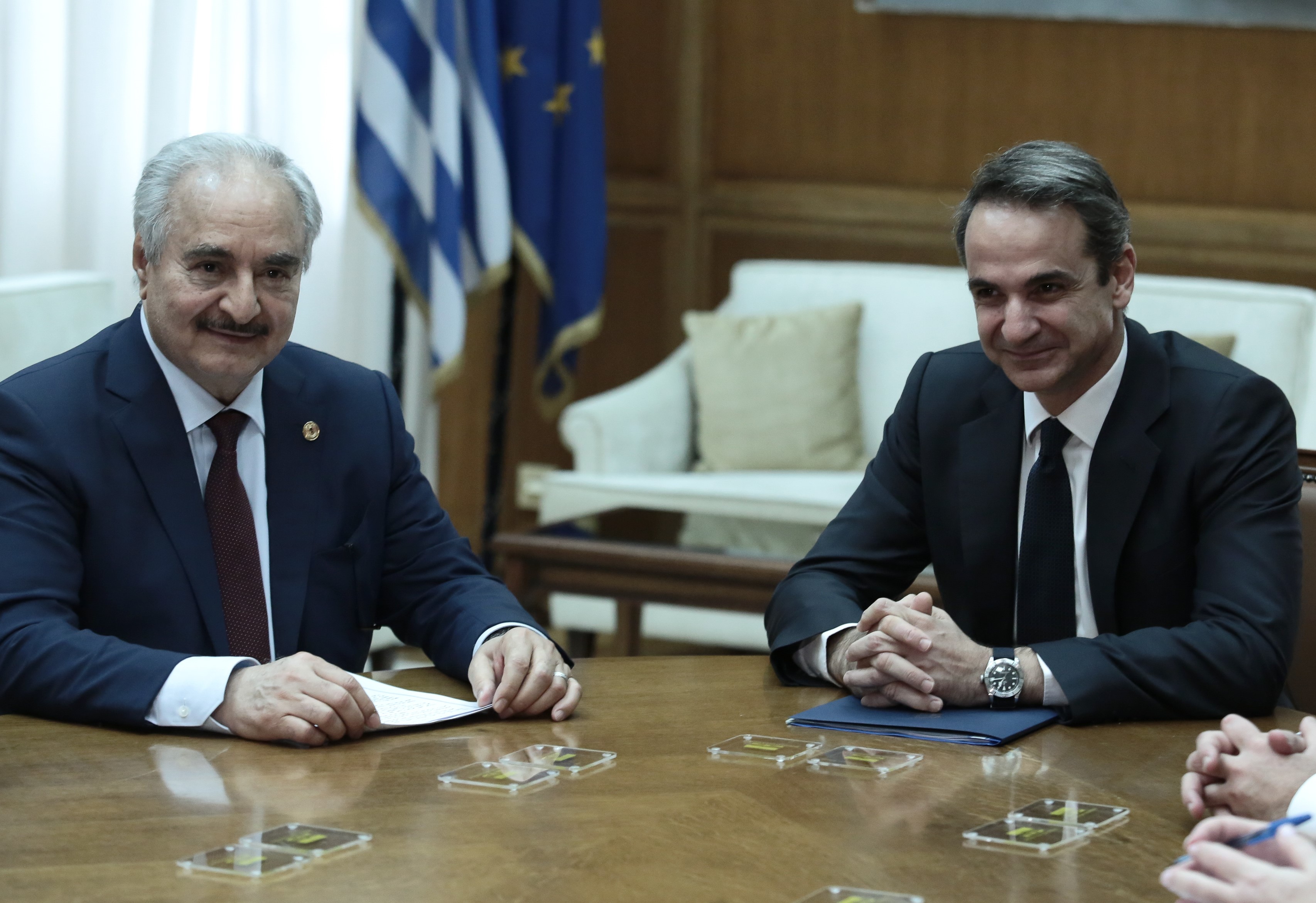 Συνάντηση Μητσοτάκη – Χαφτάρ: Ολοκληρώθηκαν σε θερμό κλίμα οι συζητήσεις για τη Λιβύη