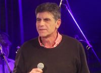 Γιάννης Μπέζος Κώστας Βουτσάς: “Είναι σαν να έφυγε κομμάτι από τα νιάτα μας”