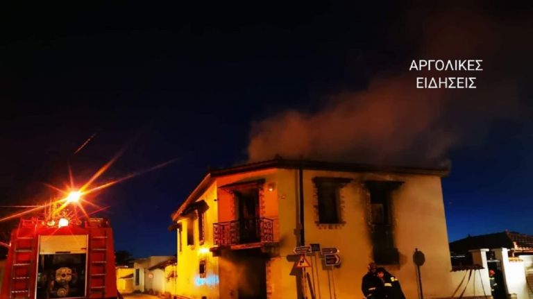 Άργος φωτιά: Κάηκε ολοσχερώς σπίτι – Αγνοούνται οι κάτοικοι [pics&vid]
