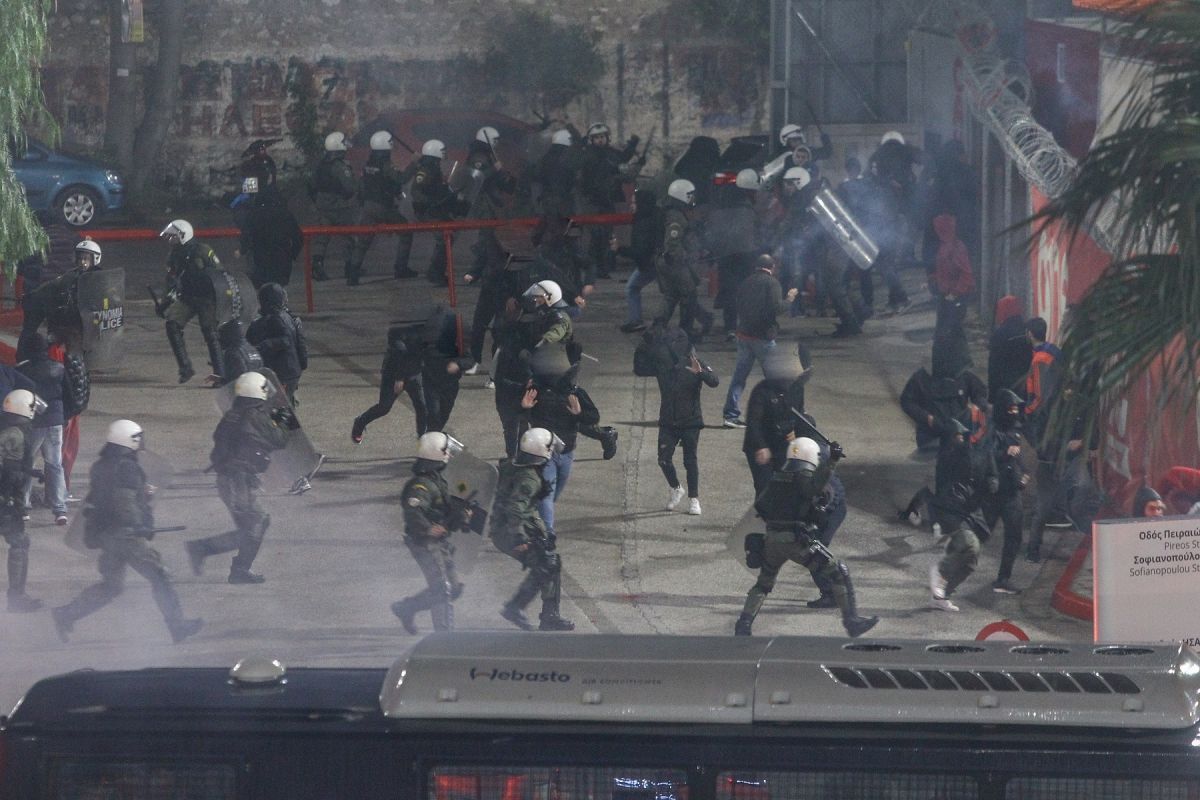Ολυμπιακός – Παναθηναϊκός: Επεισόδια μεταξύ αστυνομικών και οπαδών [pics]