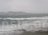 Κακοκαιρία Πάρος: Τα κύματα κάλυψαν τις παραλίες [vid]
