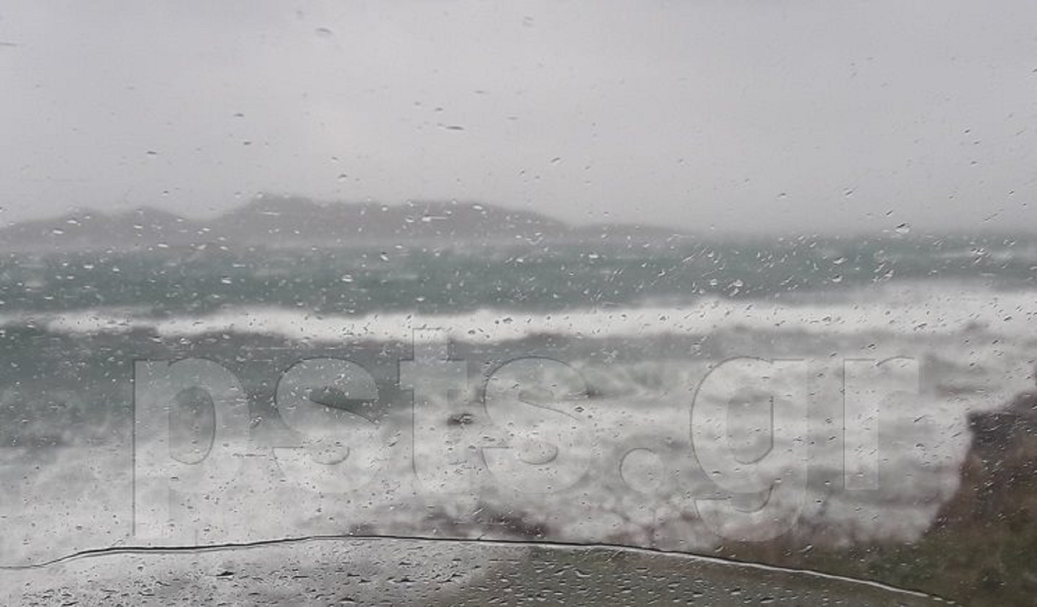 Κακοκαιρία Πάρος: Τα κύματα κάλυψαν τις παραλίες [vid]
