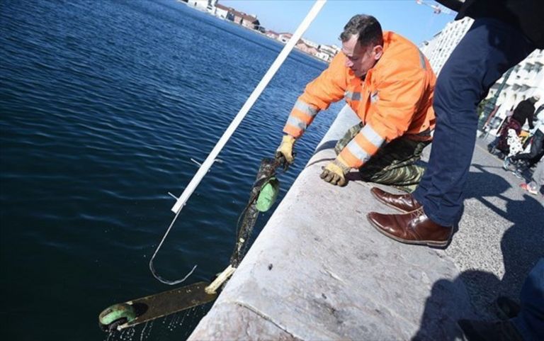 Θεσσαλονίκη: “Ψάρεψαν” πενήντα πατίνια από τον Θερμαϊκό [pics]