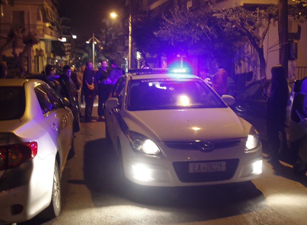 Άνδρας με όπλο απειλεί να αυτοκτονήσει στο κέντρο της Αθήνας