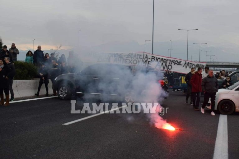 Προσφυγικό: Έκλεισαν την Ε.Ο Αθηνών – Λαμίας οι κάτοικοι της Αγίας Παρασκευής [vid]
