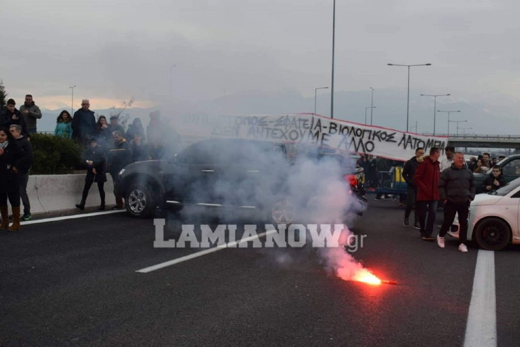 Προσφυγικό: Έκλεισαν την Ε.Ο Αθηνών – Λαμίας οι κάτοικοι της Αγίας Παρασκευής [vid]