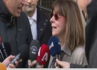 Αικατερίνη Σακελλαροπούλου: Πολιορκία δημοσιογράφων έξω από το σπίτι της [vid]