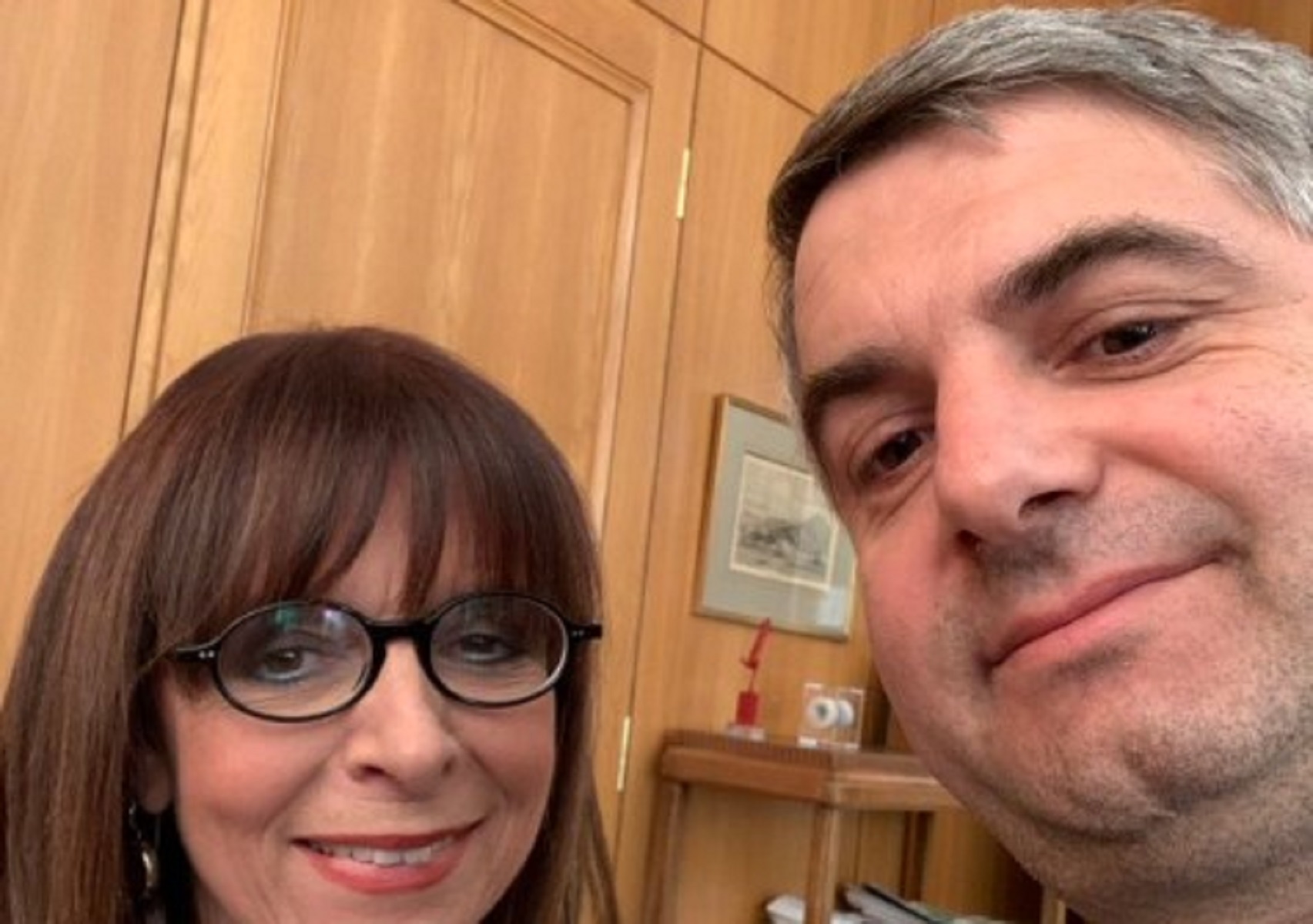 Αικατερίνη Σακελλαροπούλου selfie: H νέα Πρόεδρος της Δημοκρατίας είναι έτοιμη να ρίξει το twitter