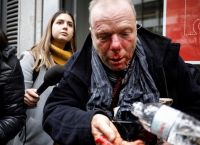 Σύνταγμα: Ομάδα ακροδεξιών ξυλοκόπησε άγρια δημοσιογράφο [vid]