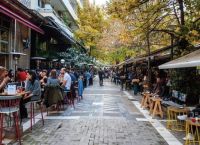 Κορωνοϊός Ελλάδα: Δεν πτοούνται στη Θεσσαλονίκη, συνωστισμός, ποτά, μουσικές – Παρόμοιο σκηνικό στην Αττική