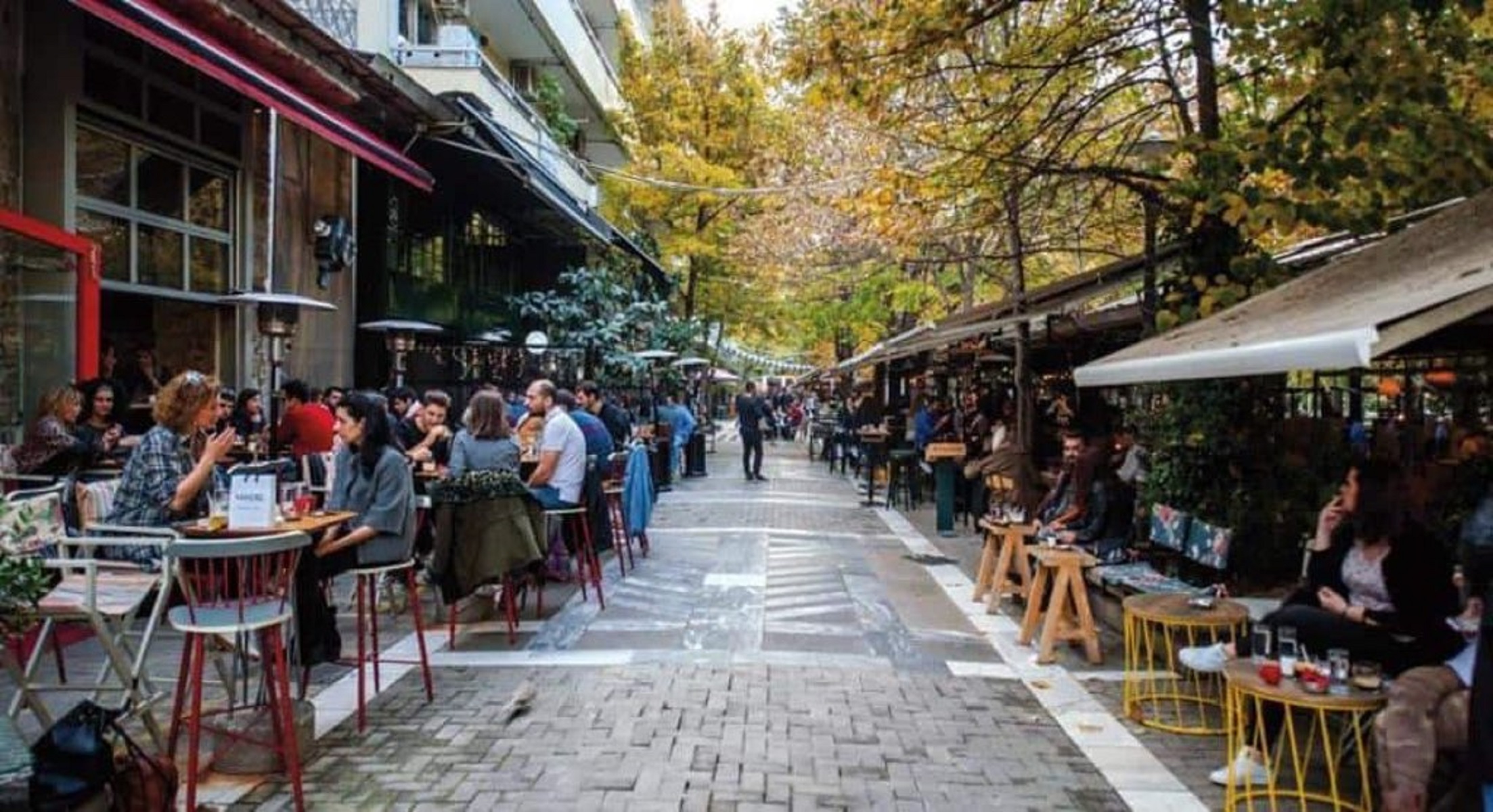 Κορωνοϊός Ελλάδα: Δεν πτοούνται στη Θεσσαλονίκη, συνωστισμός, ποτά, μουσικές – Παρόμοιο σκηνικό στην Αττική