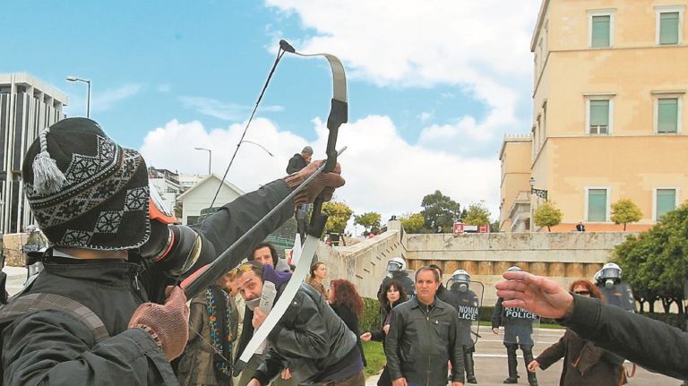 Τοξοβόλος του Συντάγματος: Συνελήφθη μετά από επιχείρηση της αντιτρομοκρατικής [vid]