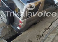Τρίκαλα: Δρόμος άνοιξε και “κατάπιε” παρκαρισμένο αυτοκίνητο [vid]