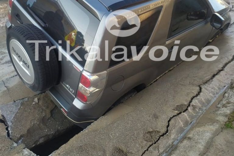 Τρίκαλα: Δρόμος άνοιξε και “κατάπιε” παρκαρισμένο αυτοκίνητο [vid]