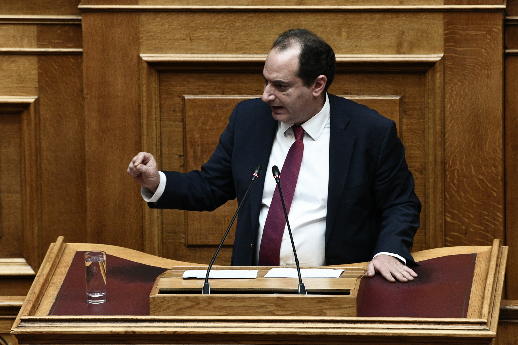 Χρίστος Σπίρτζης: Η κυβέρνηση «χειροκροτά» τους γιατρούς με γκλομπ