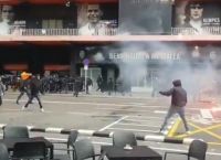 Βαλένθια Μπαρτσελόνα επεισόδια: «Άγρια» συμπλοκή οπαδών πριν τον αγώνα [vid]