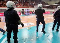 Ολυμπιακός – Παναθηναϊκός βόλεϊ: Δακρυγόνα και καθυστέρηση στον πρώτο τελικό του Λιγκ Καπ