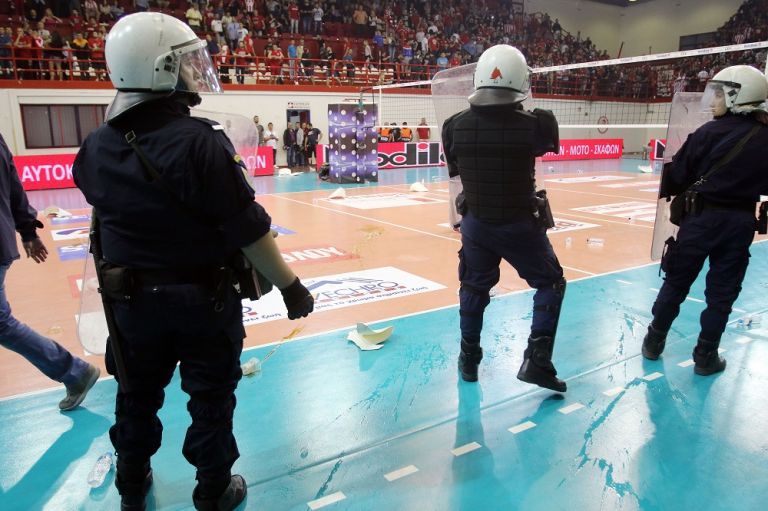 Ολυμπιακός – Παναθηναϊκός βόλεϊ: Δακρυγόνα και καθυστέρηση στον πρώτο τελικό του Λιγκ Καπ