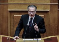 Κουμουτσάκος: Με κάρτα η είσοδος και η έξοδος στα κλειστά κέντρα μεταναστών