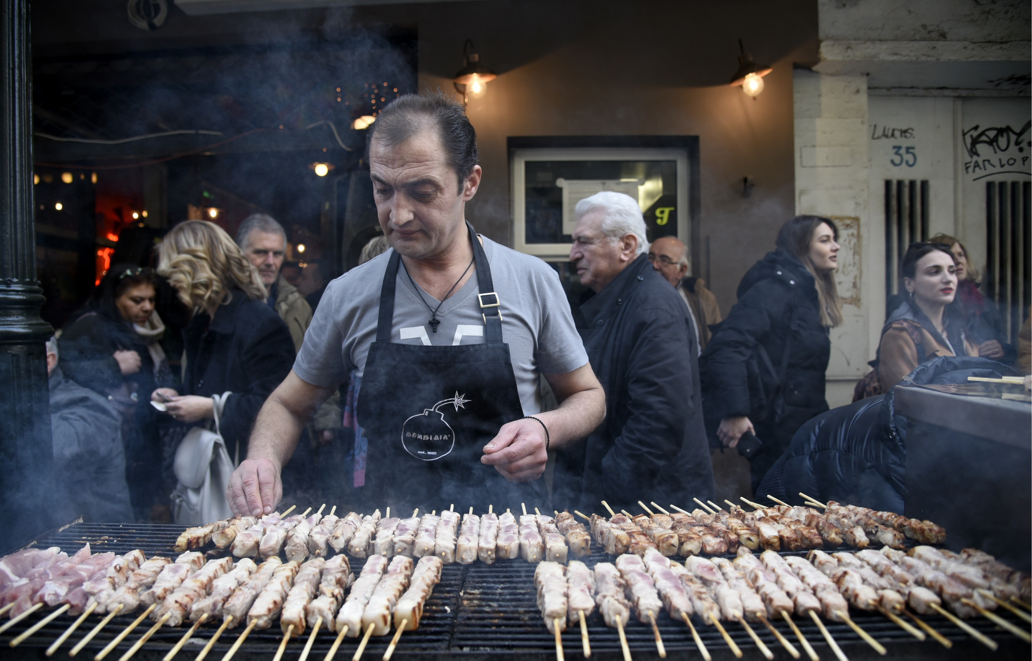 Τσικνοπέμπτη: Τι γιορτάζουμε και γιατί τσικνίζουμε – Τα έθιμα ανά την Ελλάδα