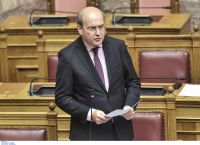 Κωστής Χατζηδάκης Πτολεμαΐδα: Με μαύρες σημαίες υποδέχτηκαν τον υπουργό [vid]