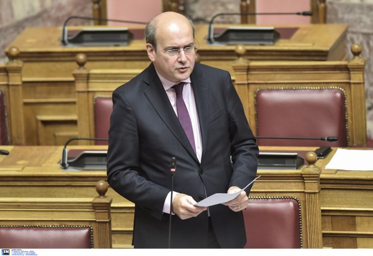 Κωστής Χατζηδάκης Πτολεμαΐδα: Με μαύρες σημαίες υποδέχτηκαν τον υπουργό [vid]