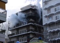 Παλαιό Φάληρο φωτιά: Μεγάλη πυρκαγιά σε διαμέρισμα με δύο απεγκλωβισμούς γυναικών [pics&vids]