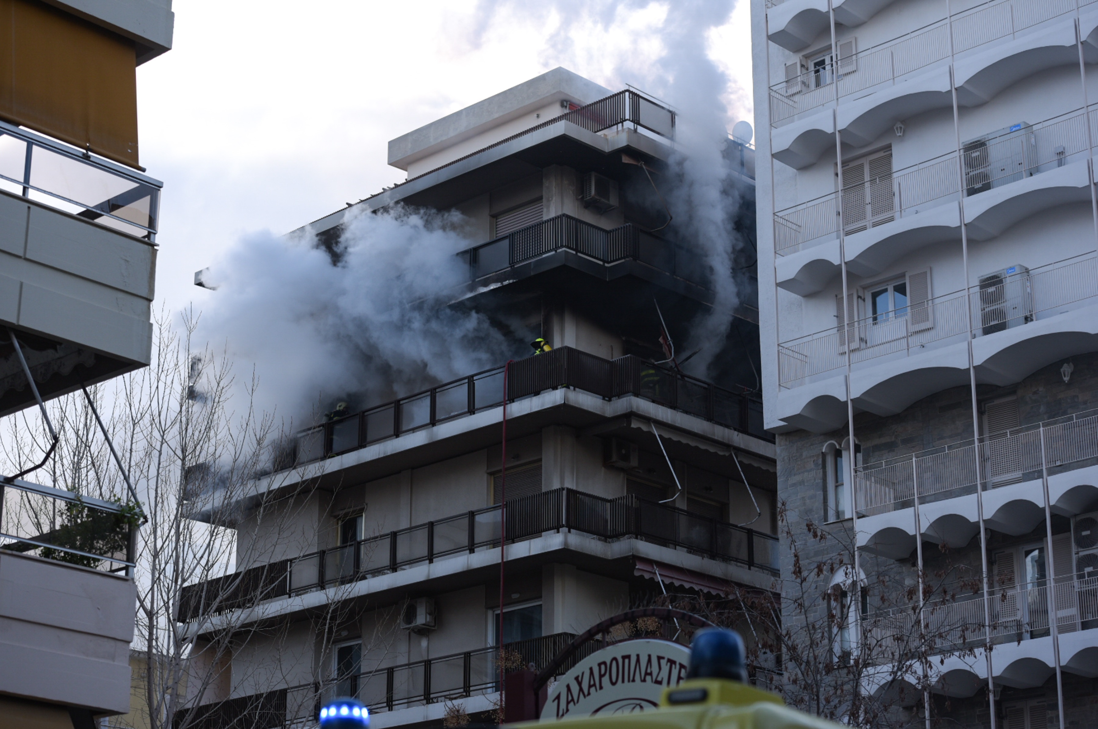 Παλαιό Φάληρο φωτιά: Μεγάλη πυρκαγιά σε διαμέρισμα με δύο απεγκλωβισμούς γυναικών [pics&vids]
