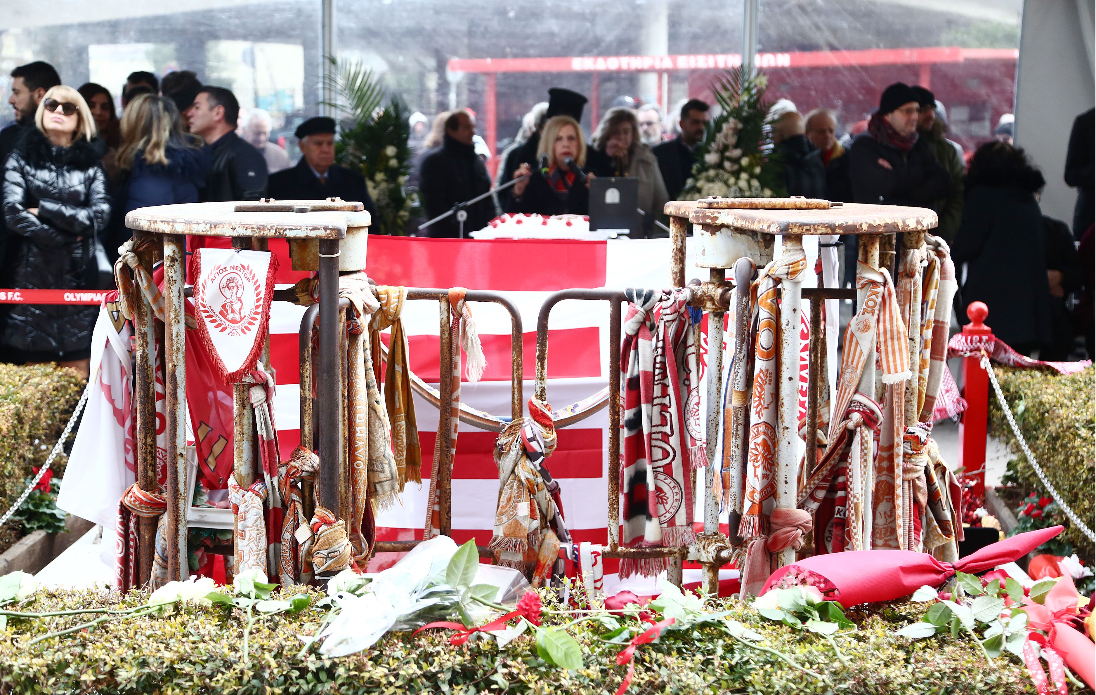 Θύρα 7 τραγωδία: Η οικογένεια του Ολυμπιακού τίμησε την μνήμη των θυμάτων