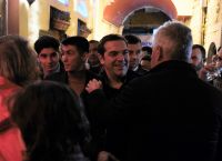 Αλέξης Τσίπρας Ιωάννινα: Συζήτησε με νέες και νέους σε μαγαζί της περιοχής Αλέξης Τσίπρας Ιωάννινα: Συζήτησε με νέες και νέους σε μαγαζί της περιοχής
