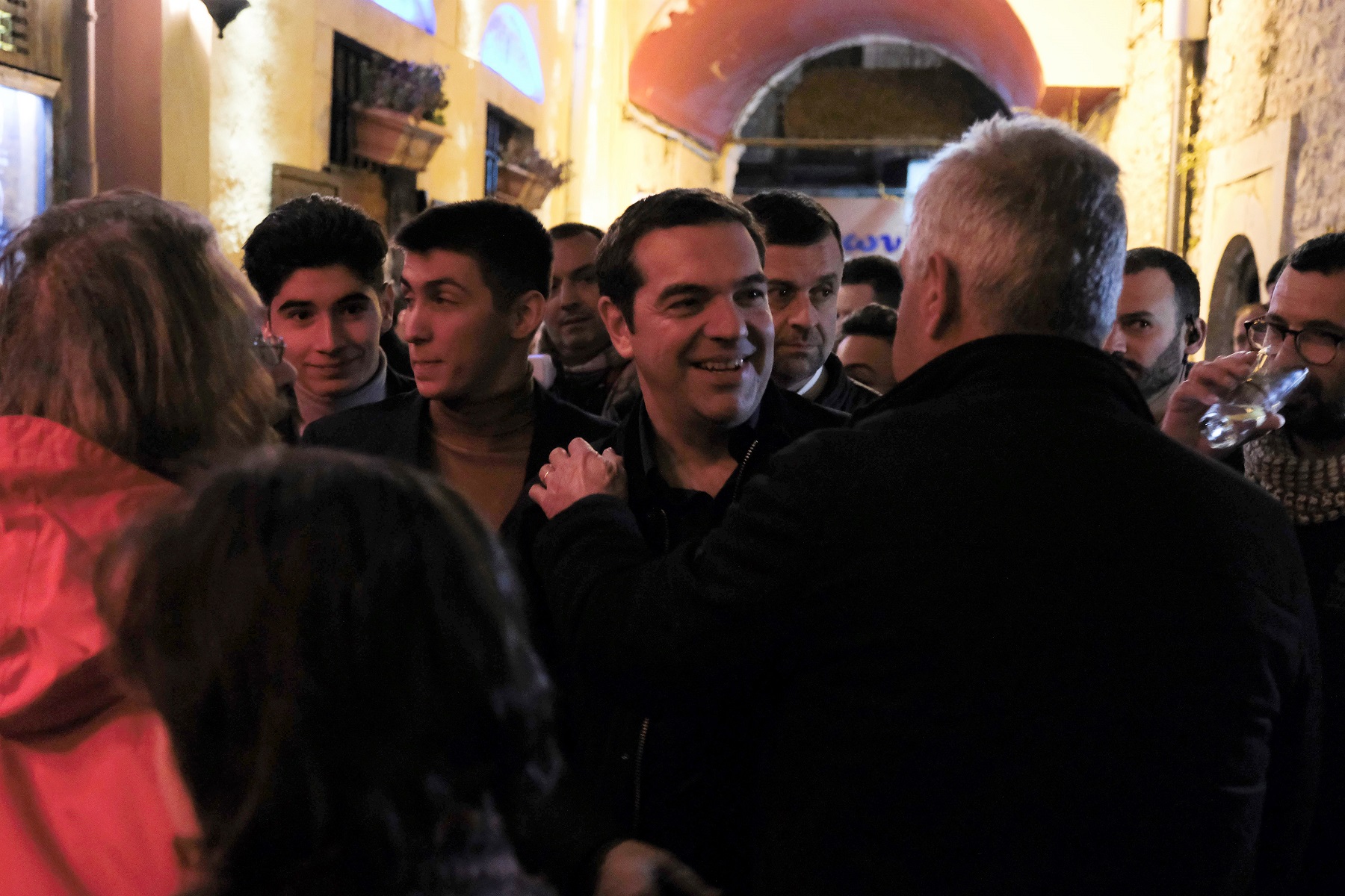 Αλέξης Τσίπρας Ιωάννινα: Συζήτησε με νέες και νέους σε μαγαζί της περιοχής