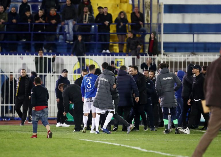 Άρης – Ατρόμητος: Ένταση στο Περιστέρι μεταξύ οπαδών και παικτών του Ατρομήτου