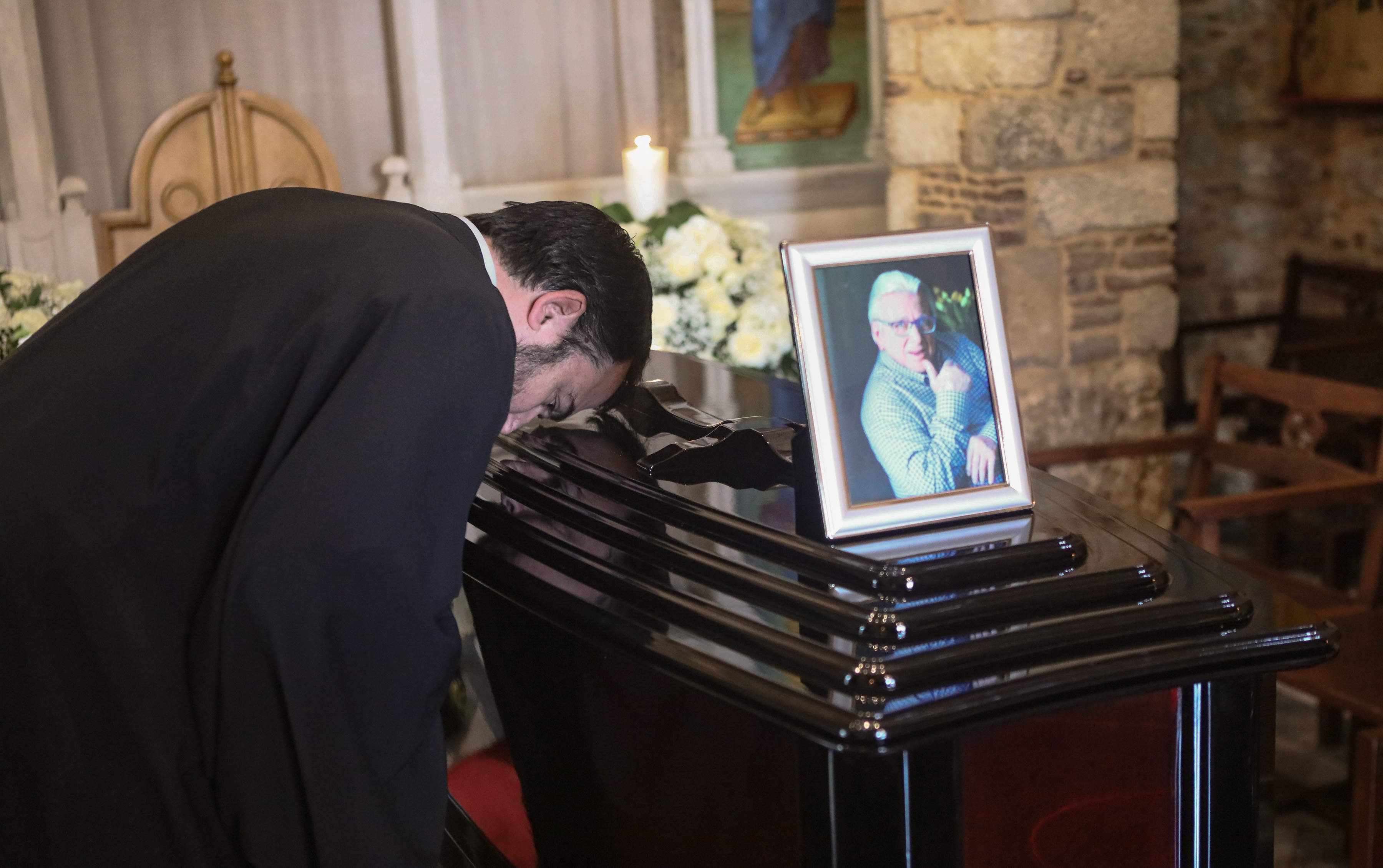Κώστας Βουτσάς πέθανε: Σε λαϊκό προσκύνημα η σορός του από το πρωί – Αύριο η κηδεία