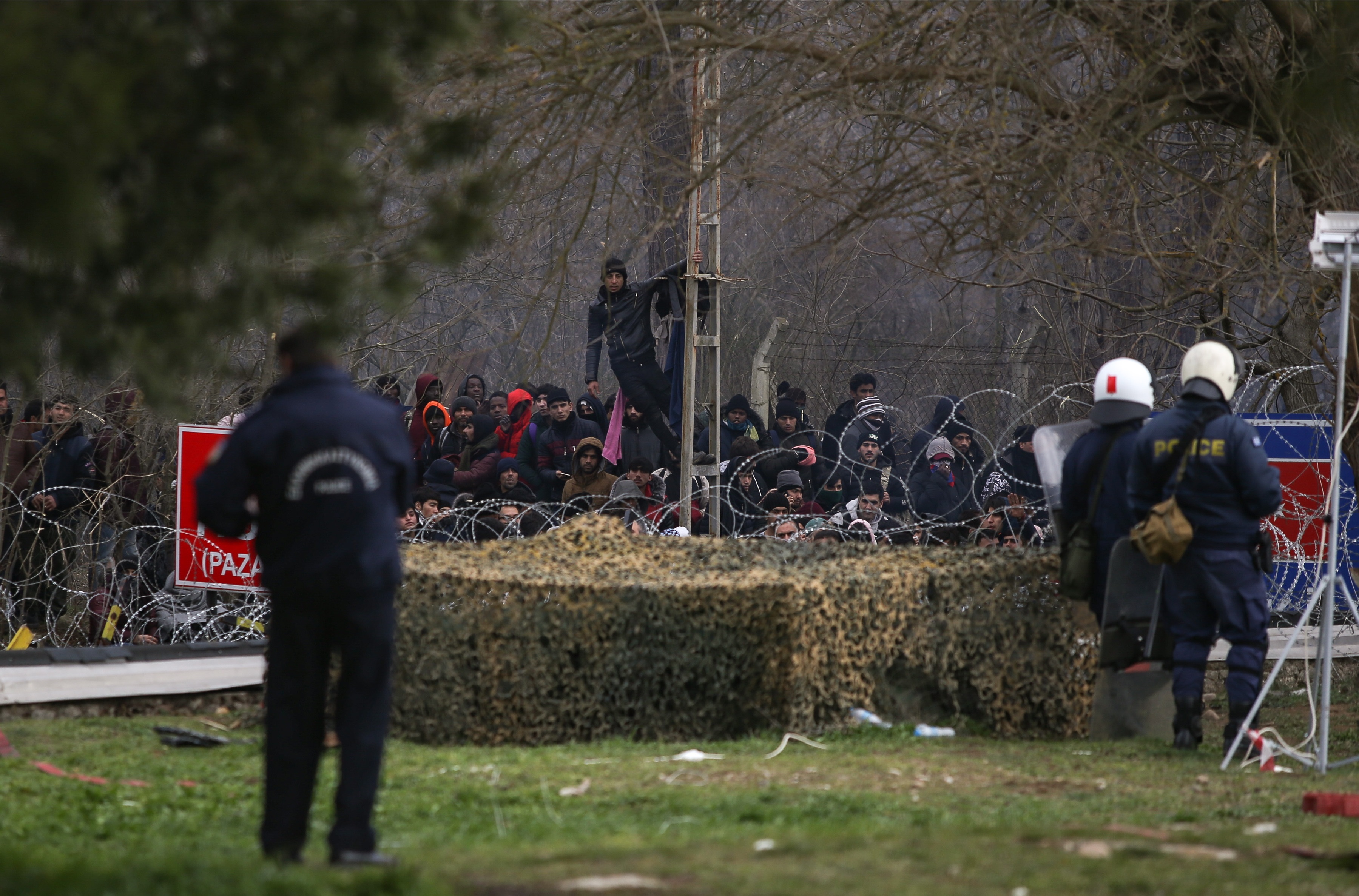 Μεταναστευτικό Έβρος: Μεγάλη ένταση στα σύνορα – Τούρκοι αστυνομικοί πετούν δακρυγόνα