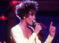 Whitney Houston θάνατος: Στο φως η έκθεση νεκροψίας της – Φορούσε περούκα και είχε χάσει τα δόντια της