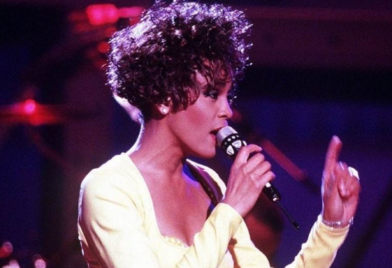 Whitney Houston θάνατος: Στο φως η έκθεση νεκροψίας της – Φορούσε περούκα και είχε χάσει τα δόντια της