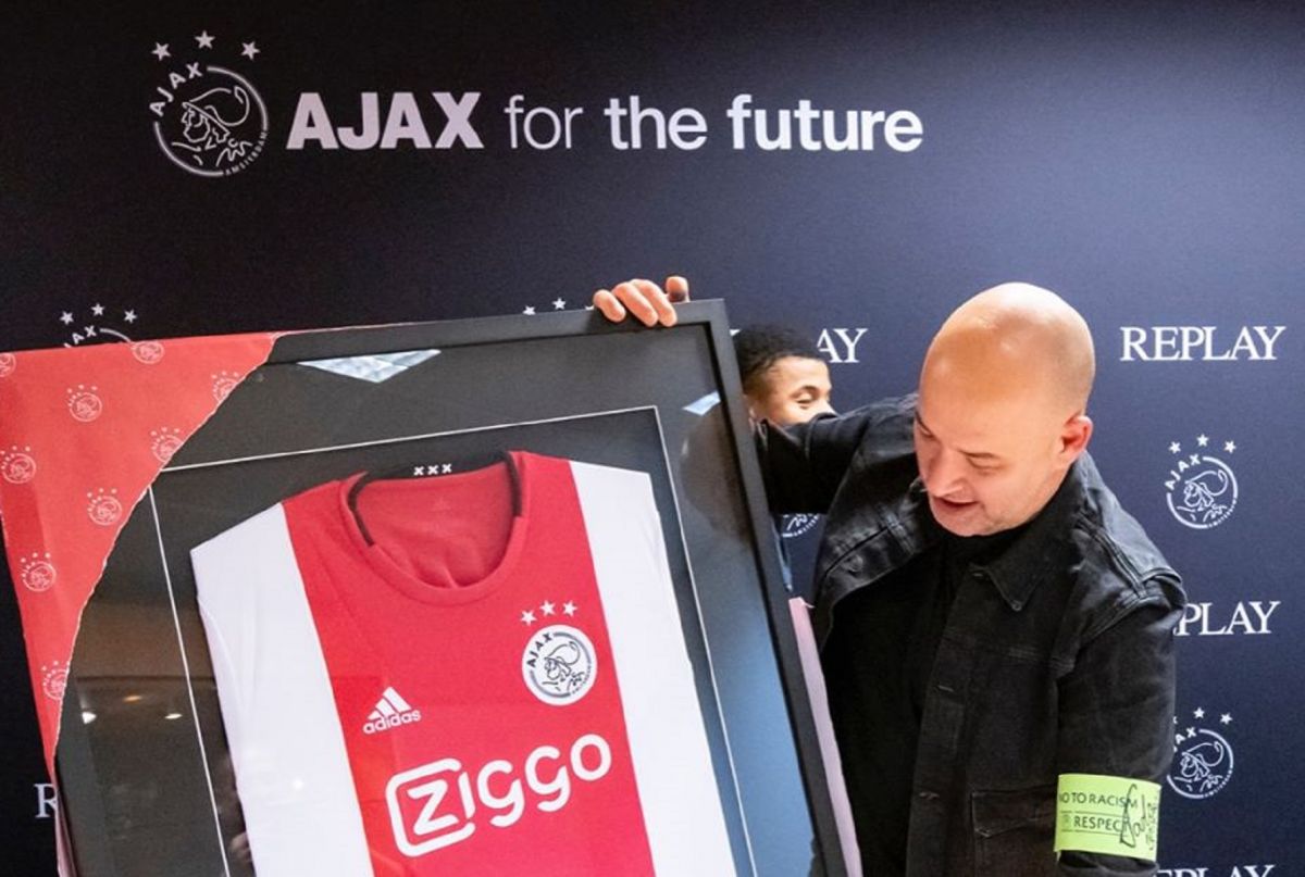 Ο Ajax ντύνεται με Replay