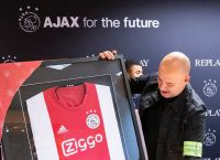 Ο Ajax ντύνεται με Replay