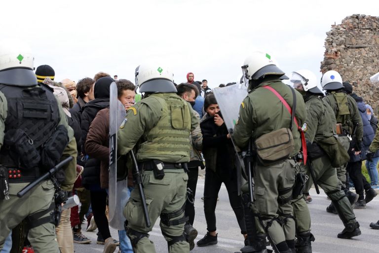 Μόρια επεισόδια: Φωτιές και ένταση μεταξύ προσφύγων και κατοίκων [pics&vids]